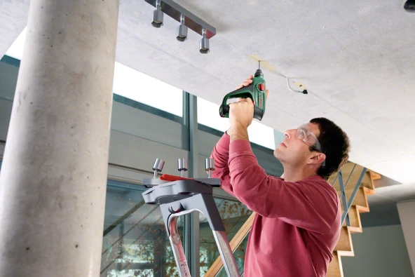 Bosch Uneo 12 Li Çift Akülü 2.5 Ah Darbeli Kırıcı-Delici ürün görseli 1