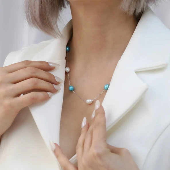 925 Ayar Gümüş Açık Mavi ve Beyaz Doğal Tatlı Su İncili Kolye Çap:8mm - CNP00129 ürün görseli 1