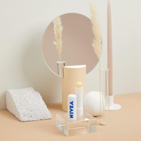 NIVEA Med Repair Dudak Bakım Kremi, 24 Saat Nem,Doğal Yağlar ile Çatlamış Dudak Bakım,SPF 15, 4,8 ml ürün görseli 1