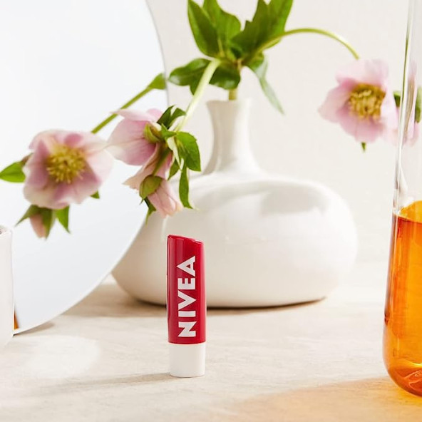 NIVEA Çilek Dudak Bakım Kremi 4.8 g, 24 Saat Nem, Dudak Bakımı, Çilek Kokusu, Hafif Kırmızı Işıltı ürün görseli 1