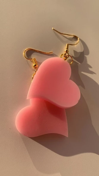 Parlak Pembe Renkli Kalp Şekilli Gold Aksesuarlı Küpe El Yapımı Epoksi Hediyelik ürün görseli 1