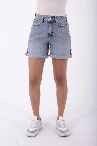 Paçaları Çift Katlı Normal Belli Cepli ve Astarsız Mom Fit Kadın Kot Şort Kar Yıkama Mavi Denim ürün görseli 1