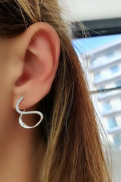 Pırlanta Parlaklığında Zirkon Taşlı 925Ayar Gümüş Tasarım Spiral Halka Küpe ürün görseli 1
