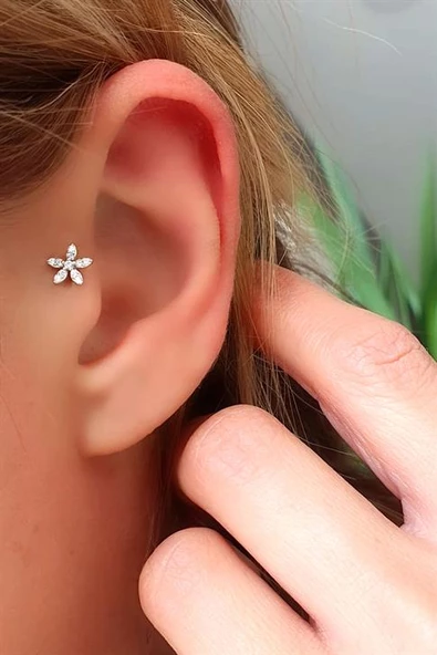 Zirkon Taş Detaylı 925Ayar Gümüş Çiçek Figürlü Tragus Helix Kikirdak Piercing ürün görseli 1