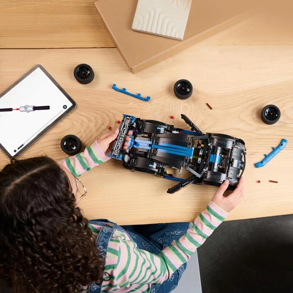 LEGO Technic 42176 Porsche GT4 e-Performance Yarış Arabası - Resim 9