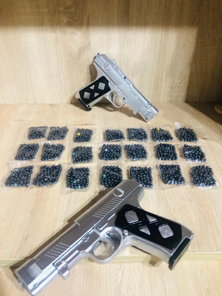 GÜMÜŞ RENK 2 ADET BONCUKLU SİLAH + 21 PAKET PLASTİK BONCUK ürün görseli 1